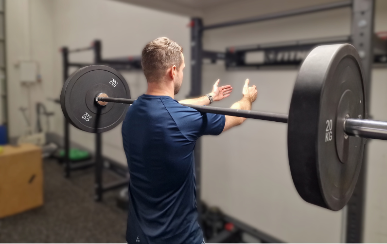 Asiakas venyttelee henkilökohtaisessa valmennuksessa